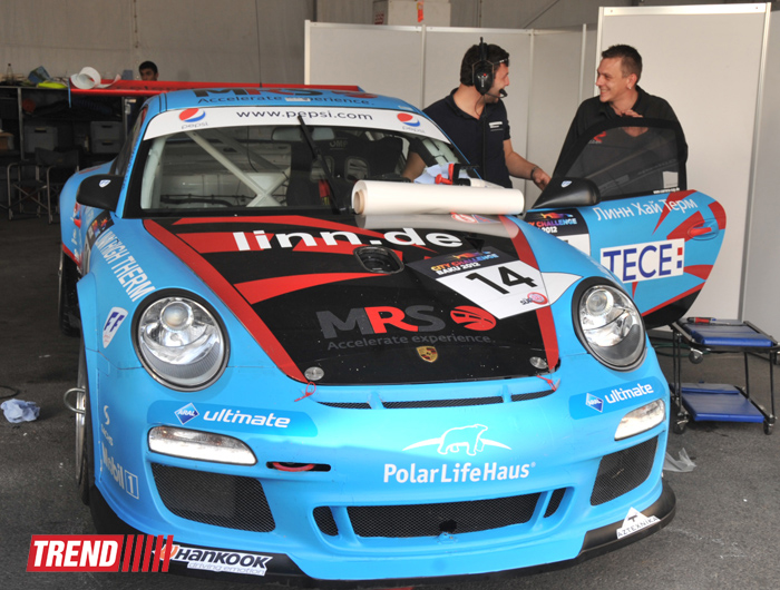 В Баку стартовал парад гоночных машин, участвующих в City Challenge (Фото)